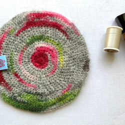 エストニアの無撚毛糸で作った小さな敷き物・コースターローズ 2枚目の画像