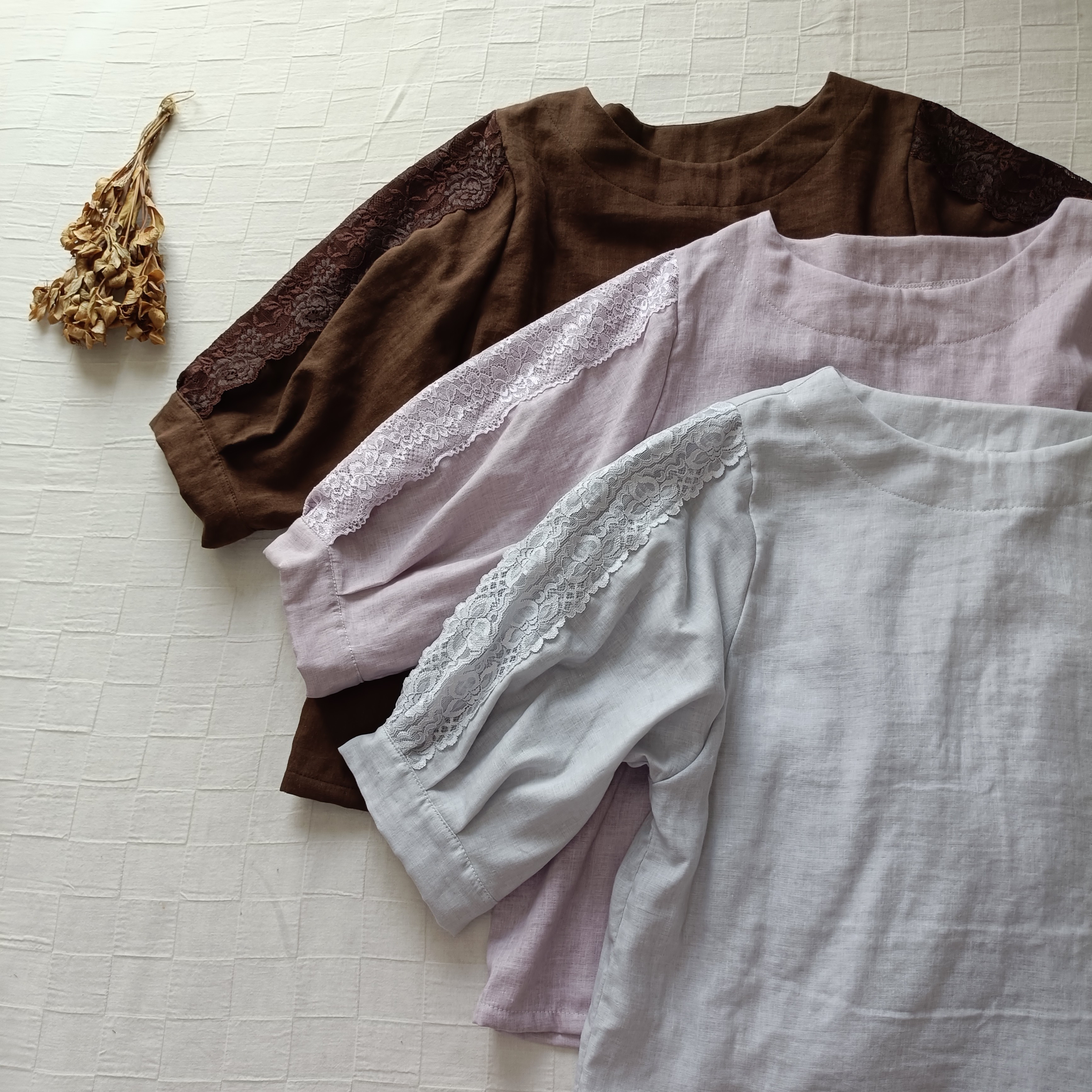 レース袖のカフス ブラウス　ストーングレー　柔らかダブルガーゼ