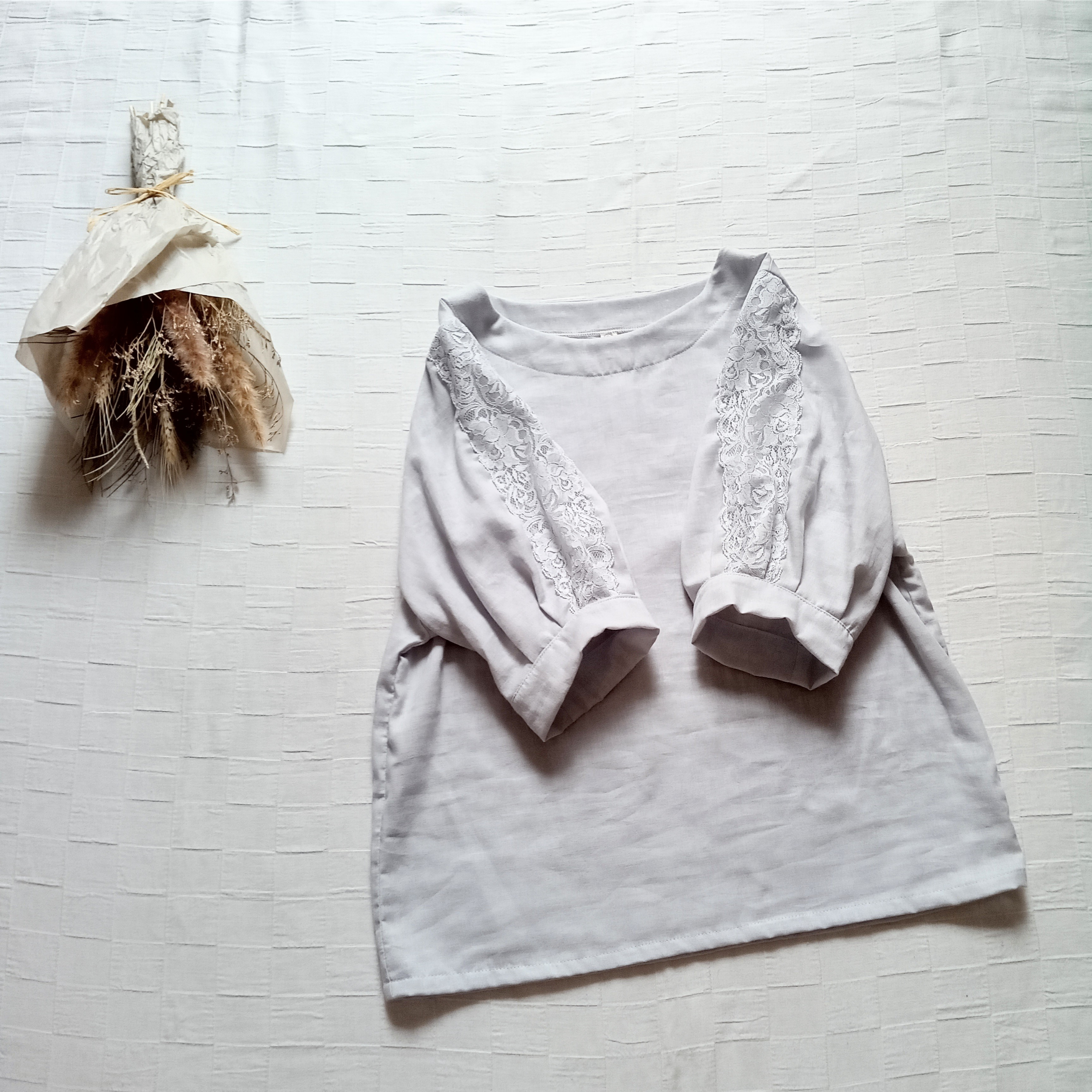 レース袖のカフス ブラウス　ストーングレー　柔らかダブルガーゼ