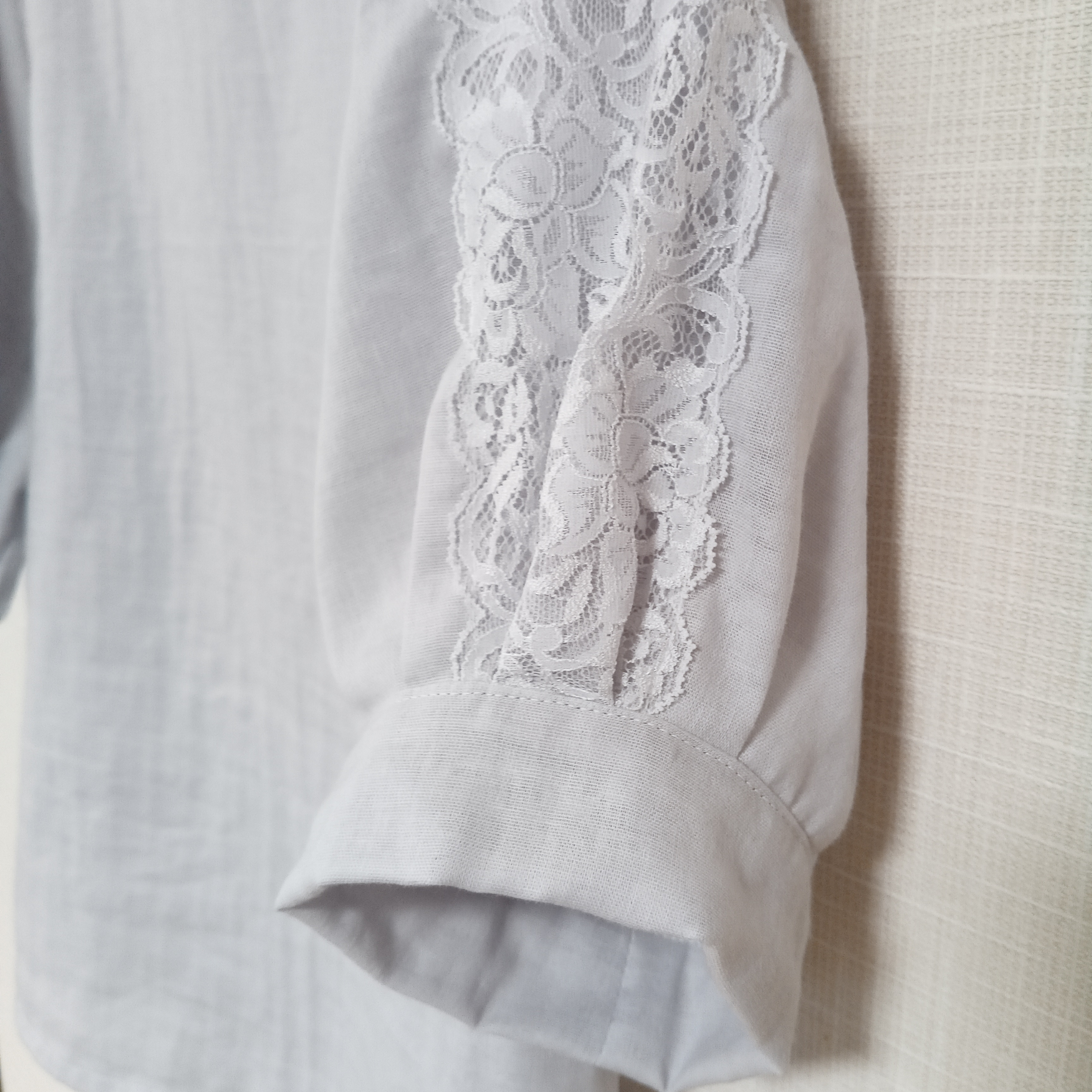 レース袖のカフス ブラウス　ストーングレー　柔らかダブルガーゼ