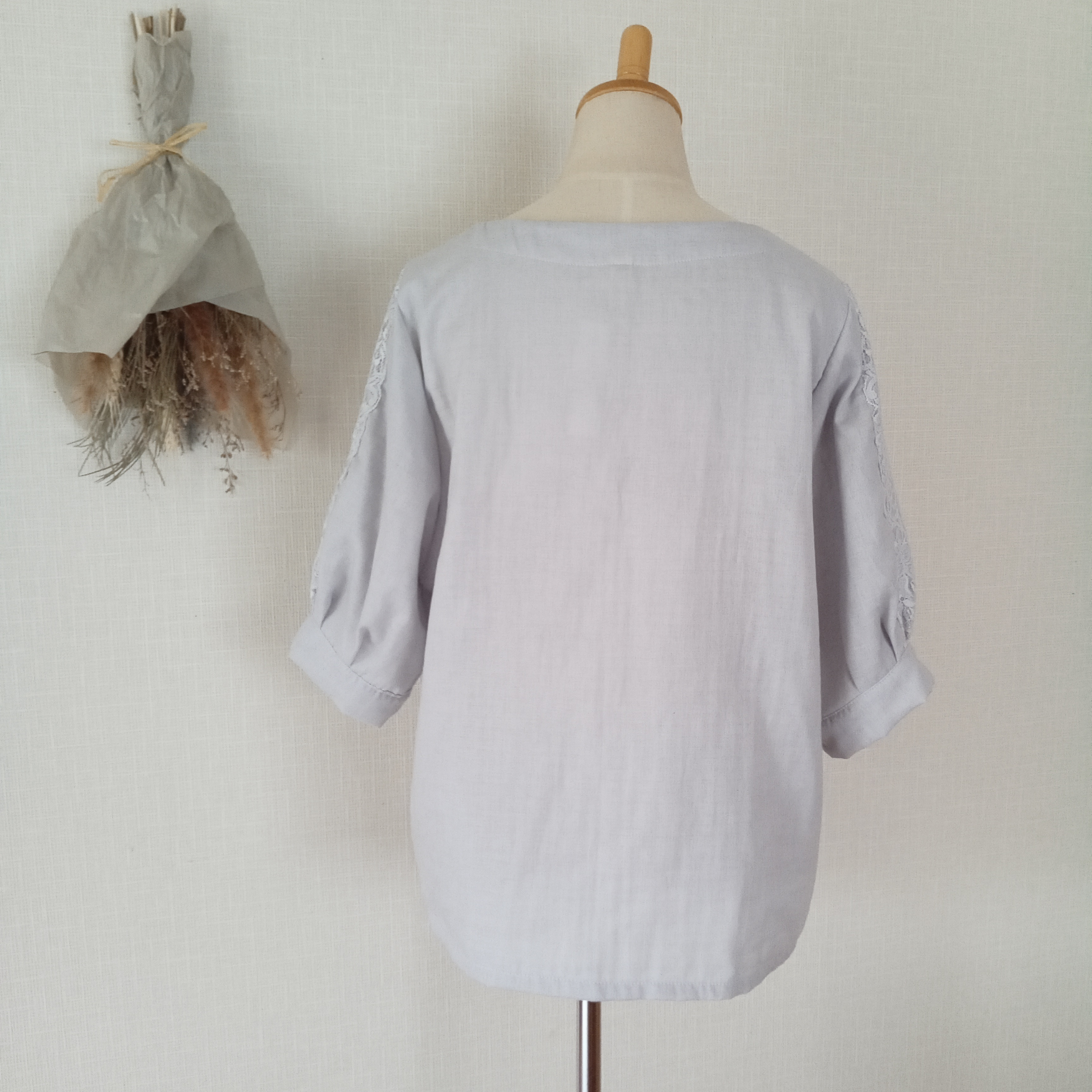 レース袖のカフス ブラウス　ストーングレー　柔らかダブルガーゼ