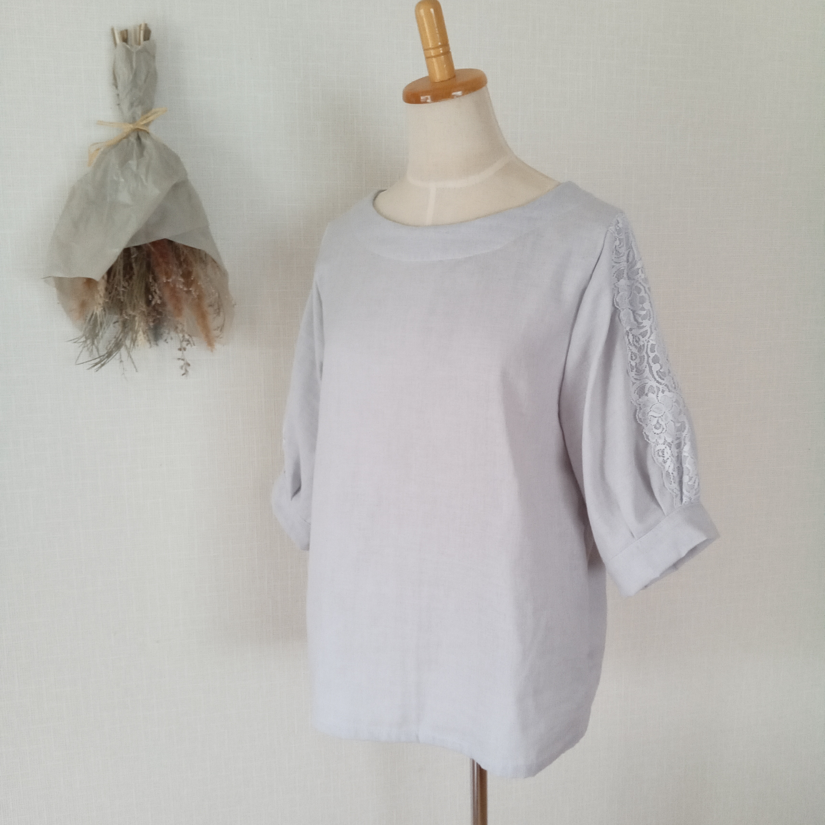 レース袖のカフス ブラウス　ストーングレー　柔らかダブルガーゼ