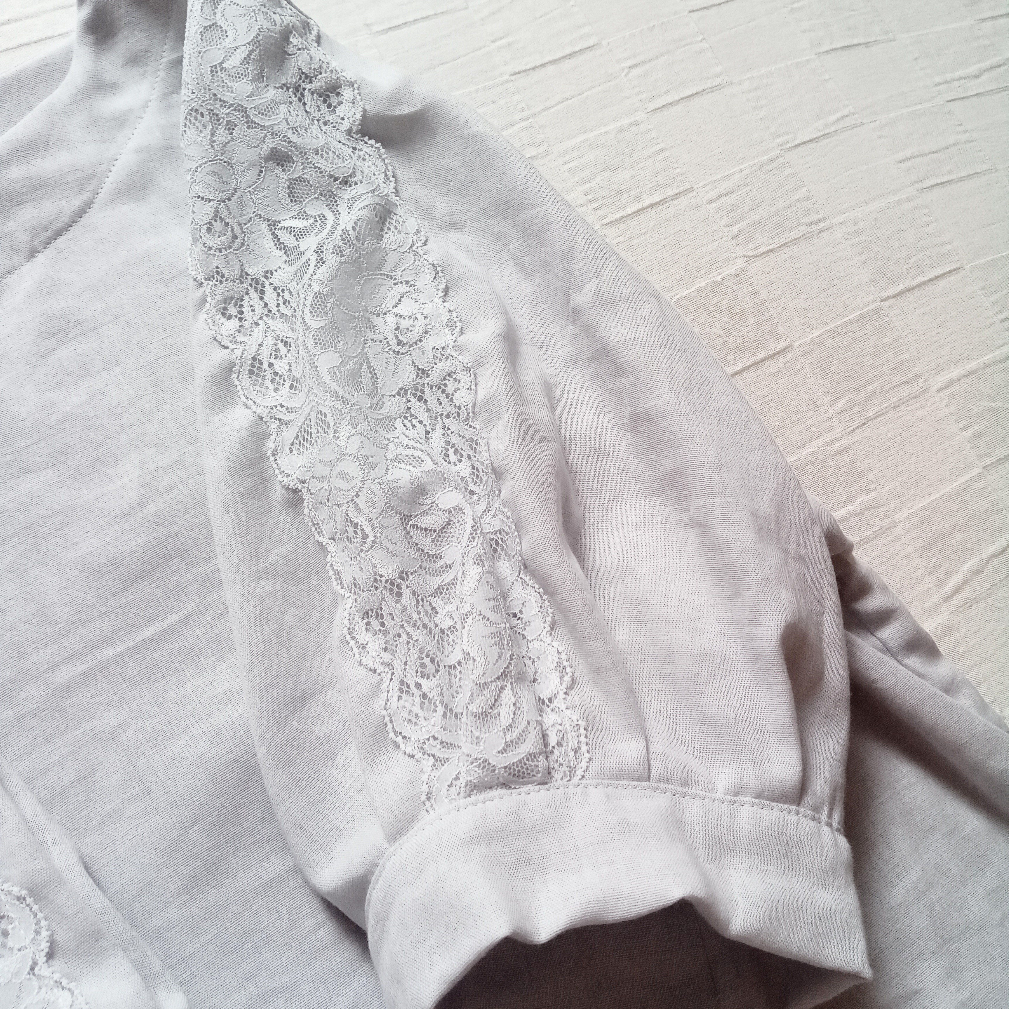 レース袖のカフス ブラウス　ストーングレー　柔らかダブルガーゼ