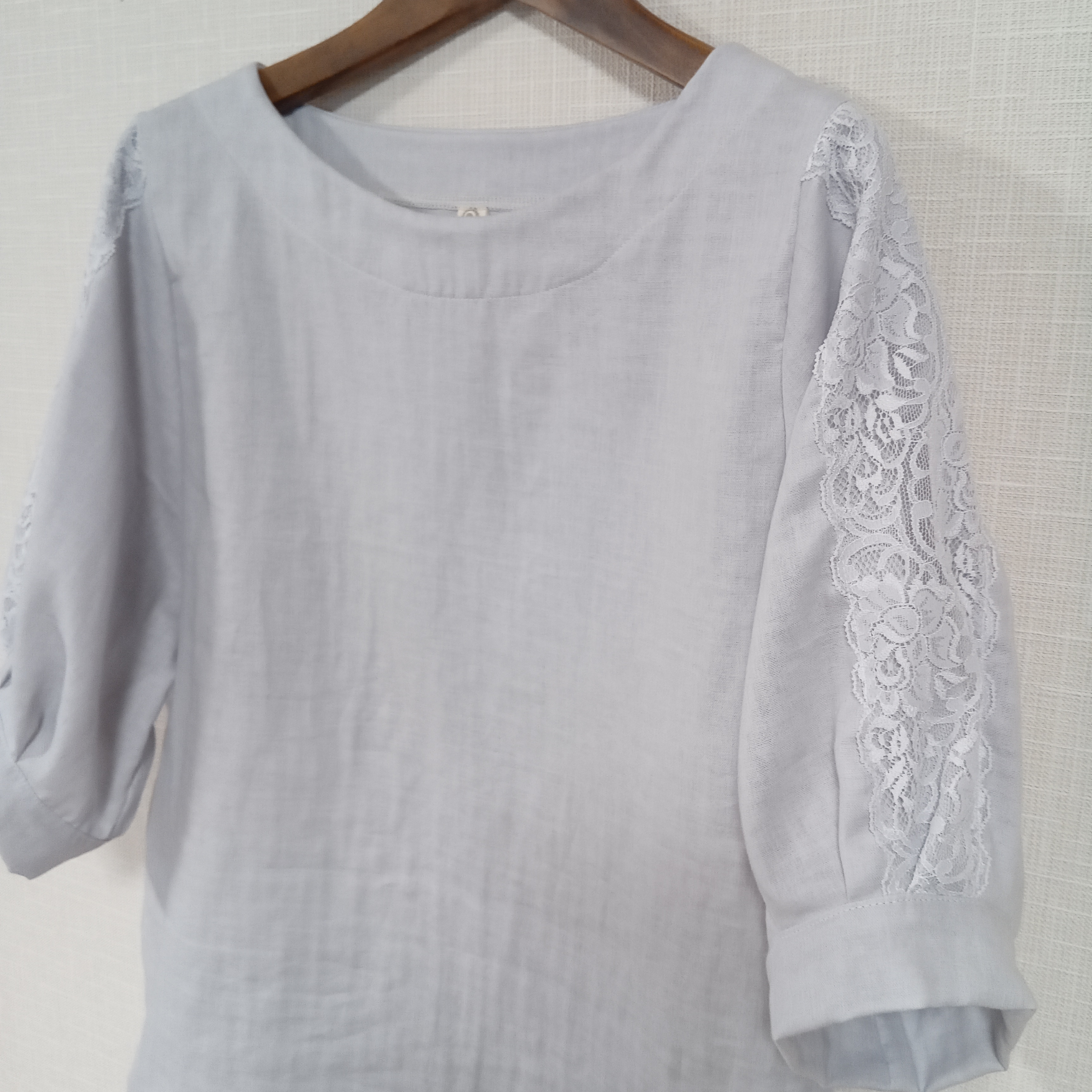 レース袖のカフス ブラウス　ストーングレー　柔らかダブルガーゼ