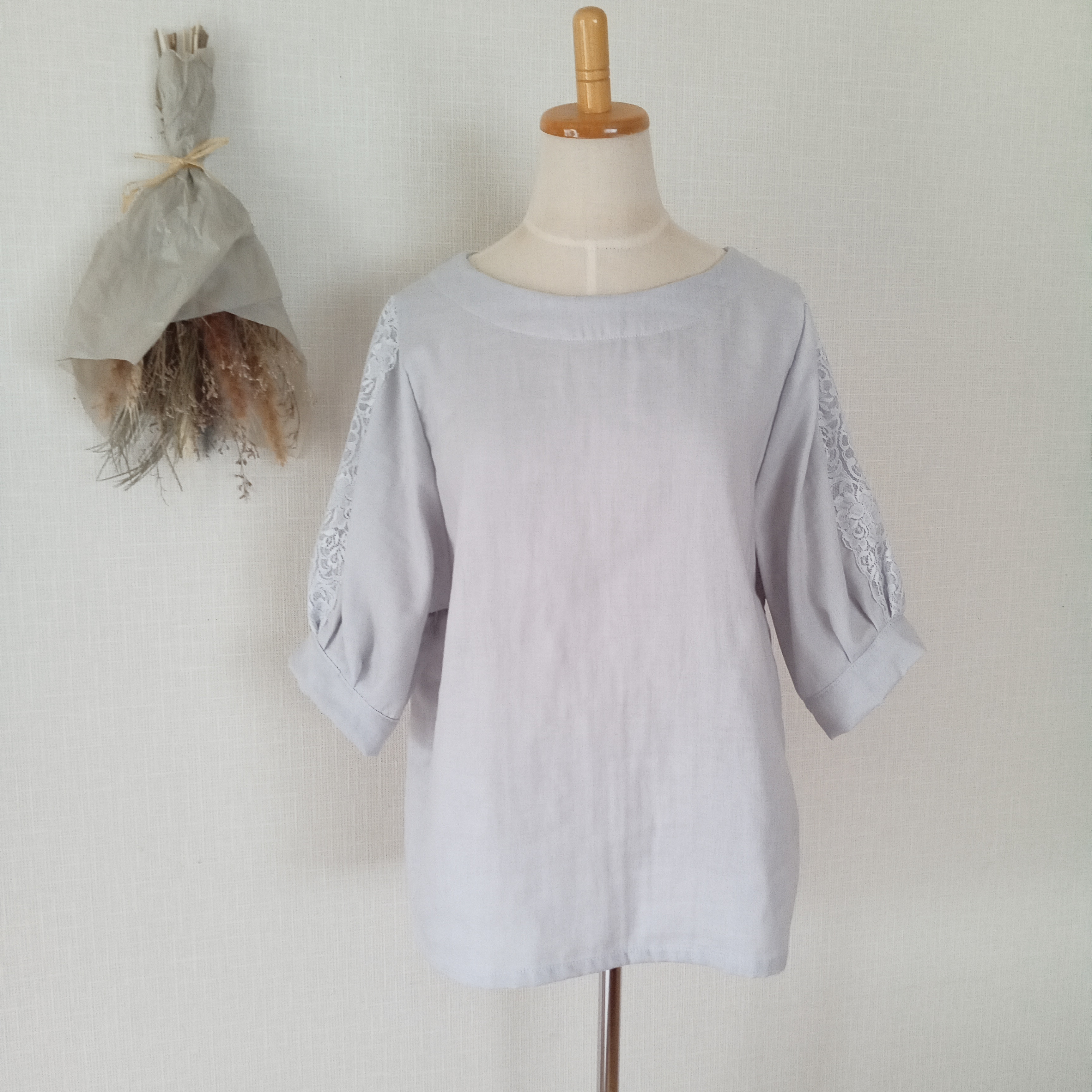 レース袖のカフス ブラウス　ストーングレー　柔らかダブルガーゼ