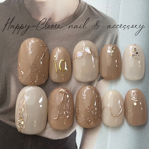 ジェルネイルチップ ベージュのゴールドフラワーネイル ニュアンス  