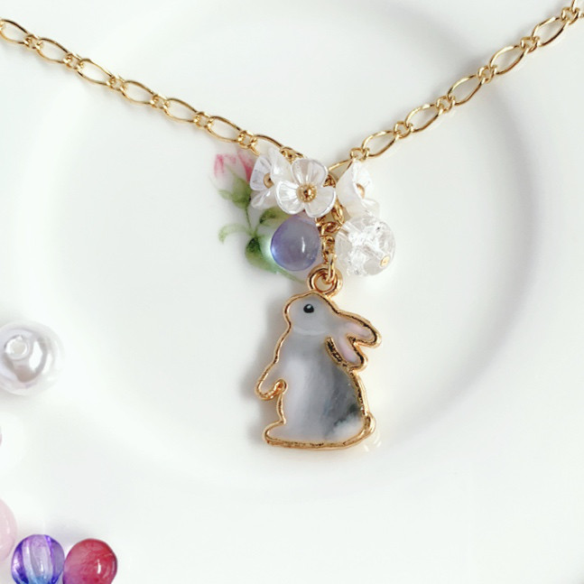 新作商品 うさぎと天然石のネックレス(グレー) Ω - 樹脂・レジン ネックレス・ペンダント