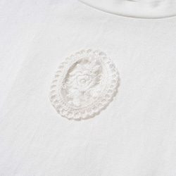 白色 圓領燈籠袖刺繡花苞短袖T恤 荷葉飛邊小白鏤空玫瑰短款上衣 第7張的照片