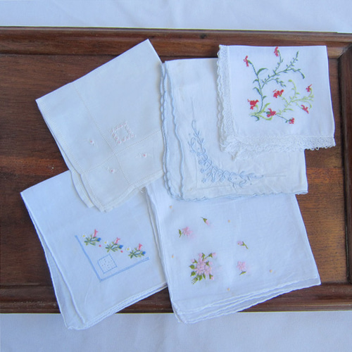ヴィンテージ/アンティーク フランス購入 小花刺繍 リネン レース縁取ハンカチ ヴィンテージ/アンティーク フランス購入 小花刺繍 リネン