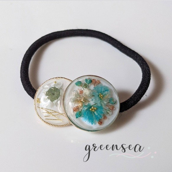 お花を閉じ込めたヘアゴム/かすみ草/レジン/水色花/ブーケ/ギフト 