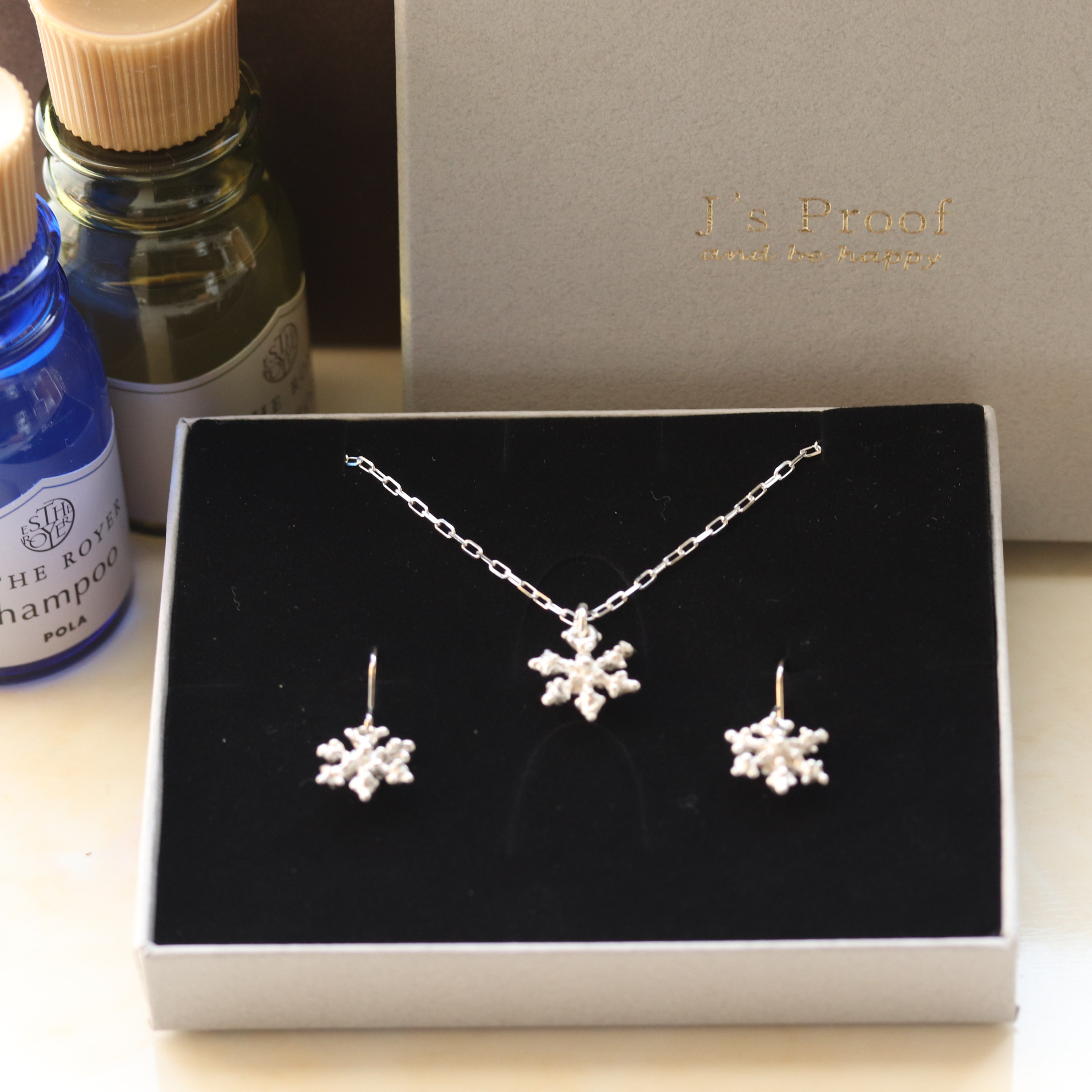 キュートな雪の結晶ネックレス＆ピアスセット