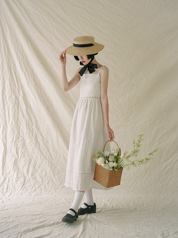 白色 雙層内裏 提花棉質愛心鏤空细肩带收腰洋裝 一字領連身裙 第2張的照片