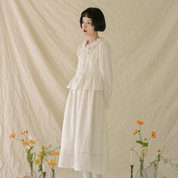 白色 棉質提花V領花朵法式上衣 領口腰部繫帶甜美荷葉邊短襯衫 第10張的照片