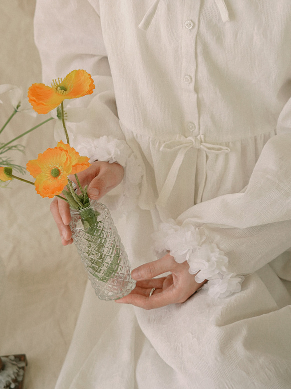 白色 棉質提花V領花朵法式上衣 領口腰部繫帶甜美荷葉邊短襯衫 第8張的照片