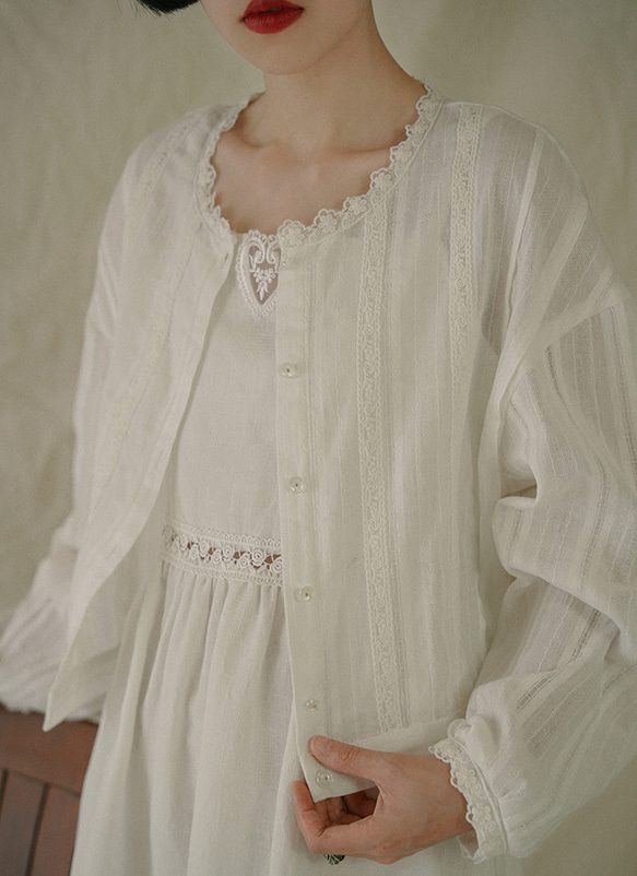 白色 棉質暗紋提花輕薄防曬上衣 少女感蕾絲花邊燈籠袖圓領襯衫 第8張的照片
