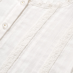 白色 棉質暗紋提花輕薄防曬上衣 少女感蕾絲花邊燈籠袖圓領襯衫 第17張的照片