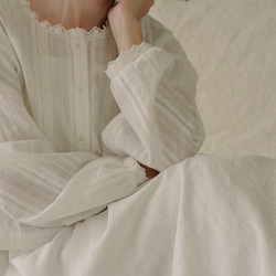 白色 棉質暗紋提花輕薄防曬上衣 少女感蕾絲花邊燈籠袖圓領襯衫 第12張的照片