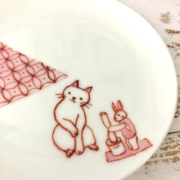 干支の小皿　猫と餅つきうさぎ　赤絵　手描きの器 3枚目の画像