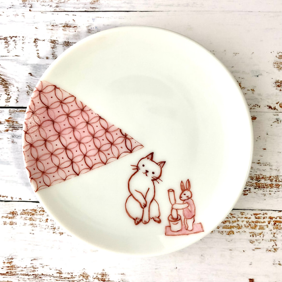 干支の小皿　猫と餅つきうさぎ　赤絵　手描きの器 1枚目の画像