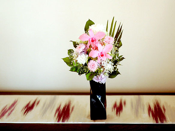 【仏花】再販＊ピンクのデンドロビウムを使ったトール系仏花（黒器タイプ）【供花】 3枚目の画像