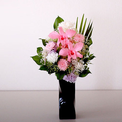 【仏花】再販＊ピンクのデンドロビウムを使ったトール系仏花（黒器タイプ）【供花】 1枚目の画像