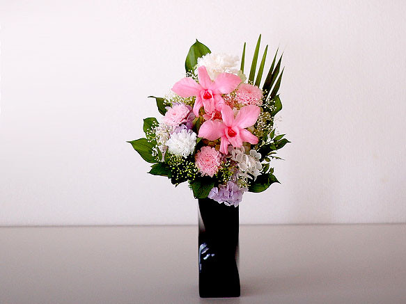 【仏花】再販＊ピンクのデンドロビウムを使ったトール系仏花（黒器タイプ）【供花】 1枚目の画像