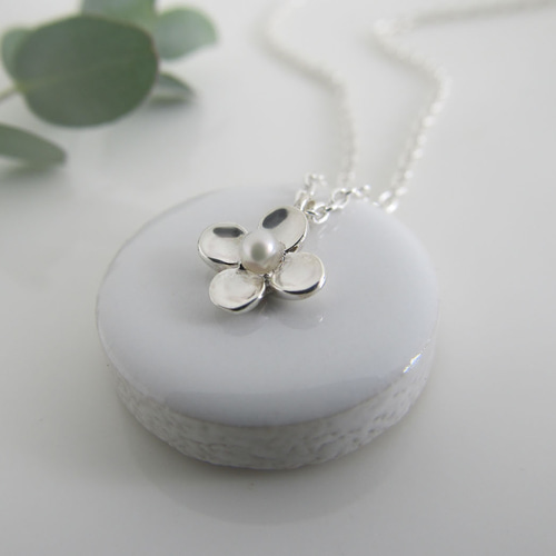 ネックレス・ペンダント EVERYDAY PEARLS 小さなパールとお花のネックレス ネックレス・ペンダント