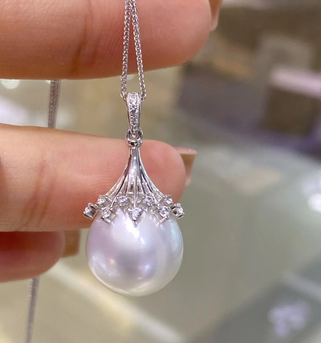 【セール価格】天然南洋白蝶真珠 ダイヤモンド付きペンダント