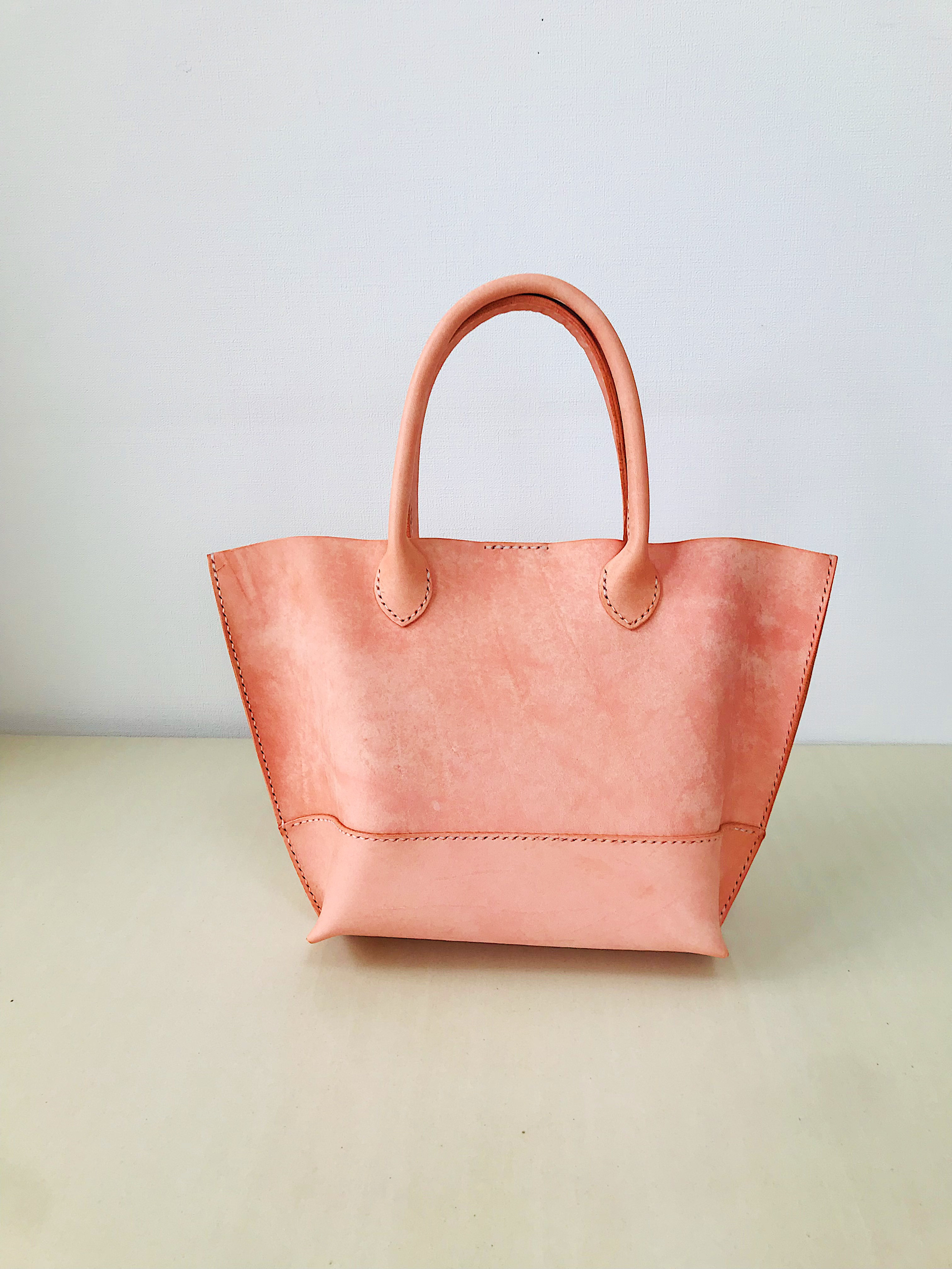 イタリアンレザーのトートバッグ サーモンピンク 経年変化する革 丁度  