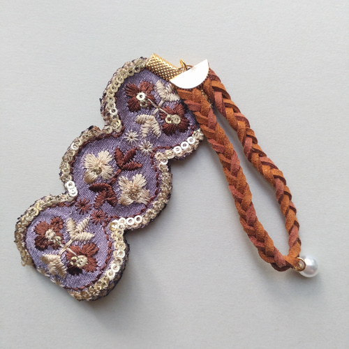 «779»◤完売◢インド刺繍リボンキーホルダー*国産コットンパール*ビジュー* 完売分再販☆インド刺繍リボンのキーホルダー・バッグチャーム