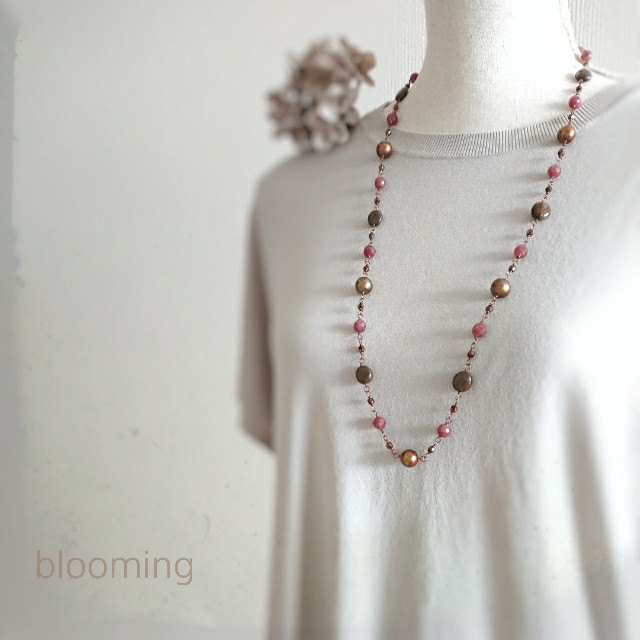 モスコバイト・ブロンザイト・淡水パール・チェコビーズのロングネックレス：天然石