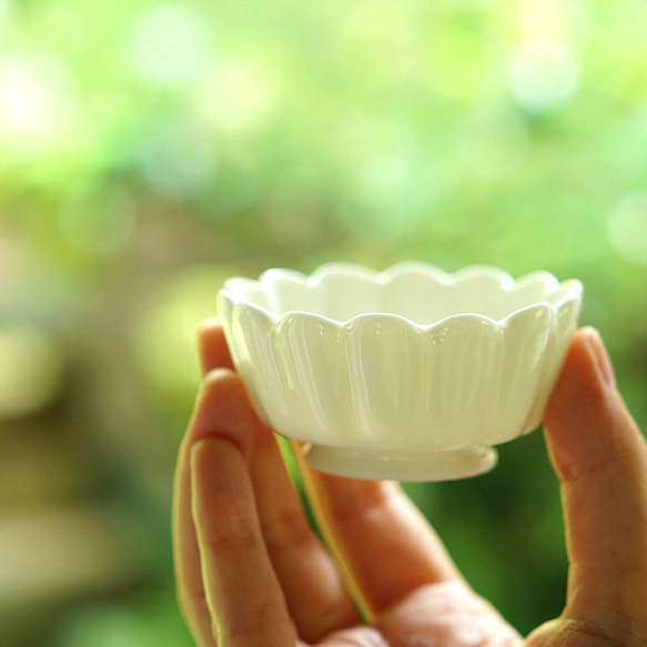 小鉢　小皿　かわいい　白　シンプル　花型　白磁　京焼　作家　林紅村　陶芸　 1枚目の画像