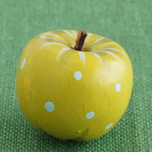 1個) 20mm 青りんごのウッドボタン ドイツ製 ＊ 木製 フルーツ リンゴ