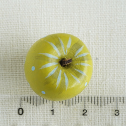 (1個) 20mm 青りんごのウッドボタン　ドイツ製 ＊ 木製　フルーツ　リンゴ 8枚目の画像