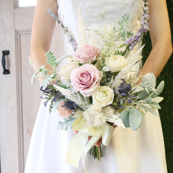 ラベンダーカラーのナチュラルブーケ ブートニア付き 結婚式  