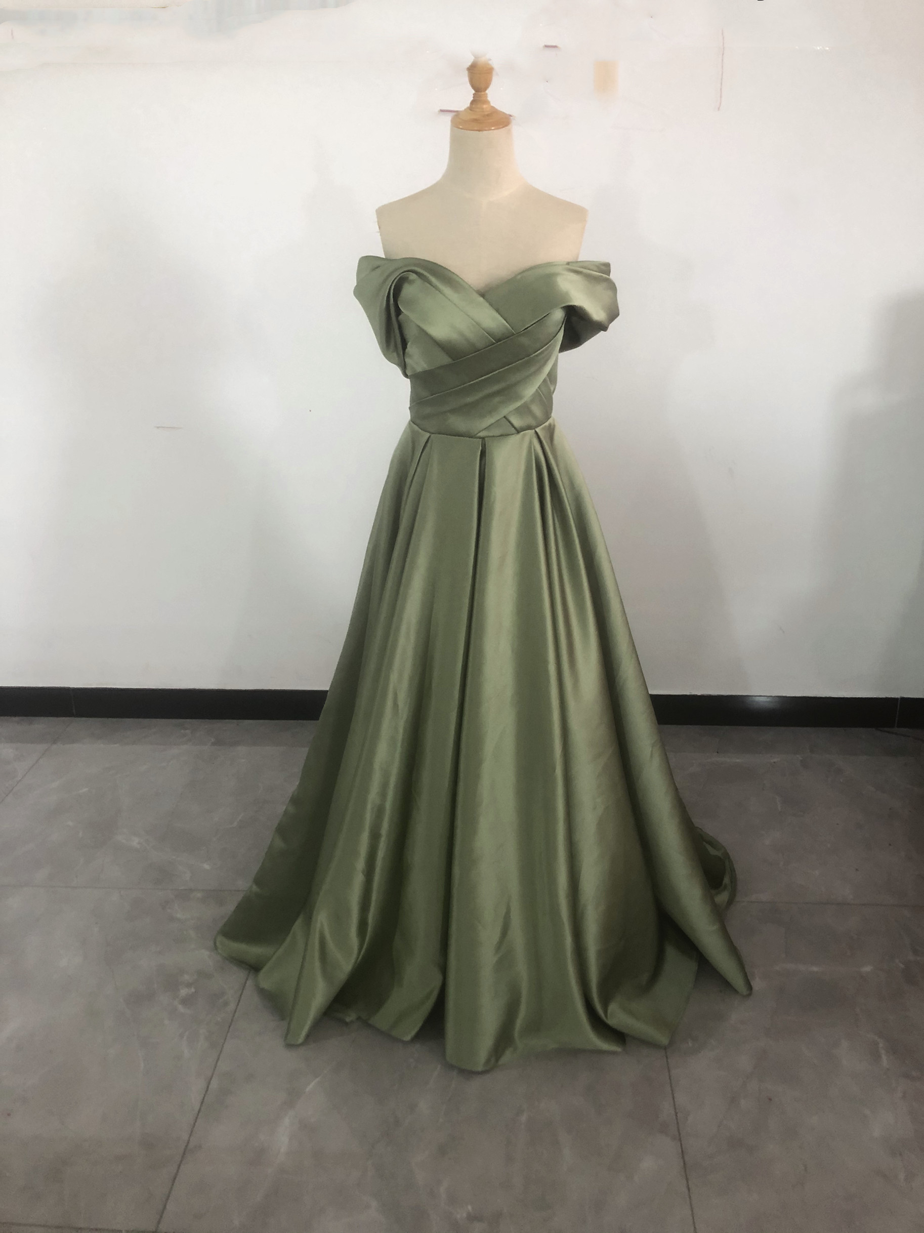 美品！ カラードレス 華やかなトレー 編み上げ 抜群のおしゃれ見え/結婚式/披露宴