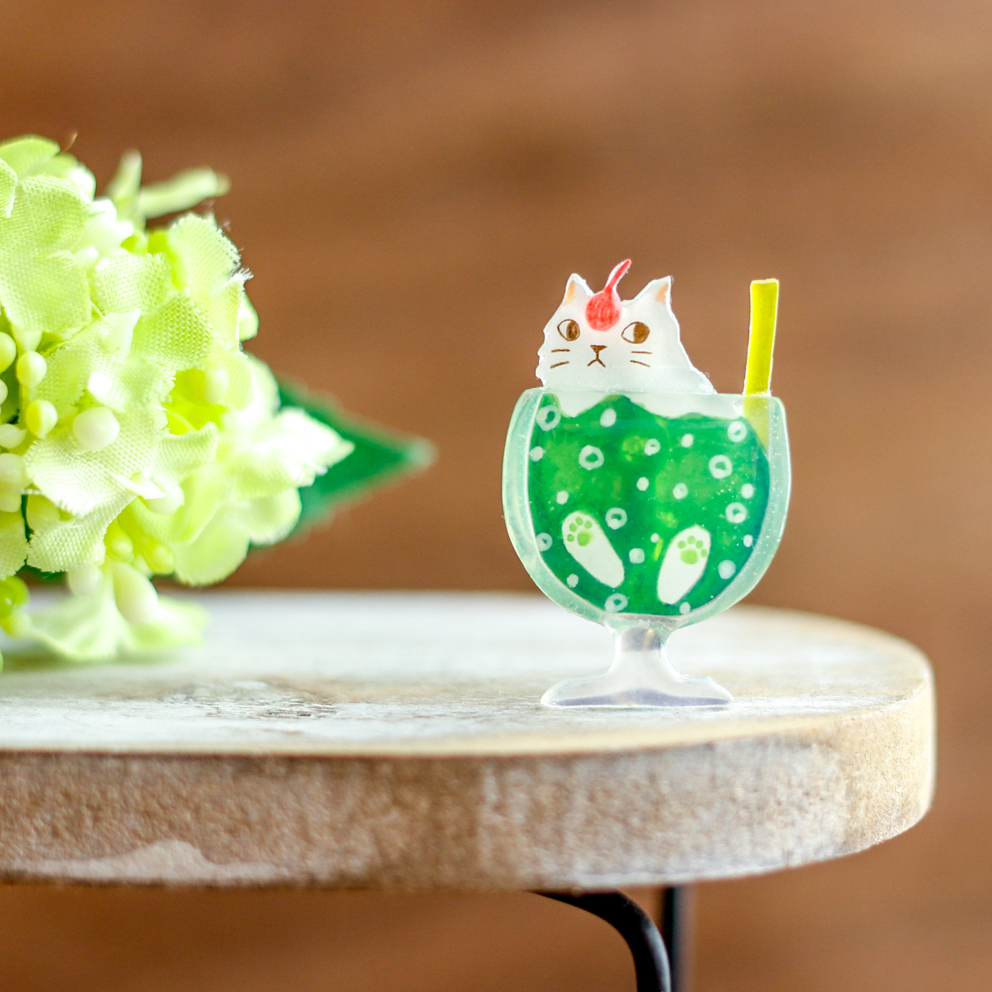 猫は液体？！ネコのクリームソーダブローチ グリーン ブローチ green