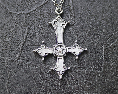 クロスとスターを組み合わせた逆さ十字のネックレス ― クロス