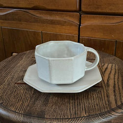 この八角形のテーカップは、珍しい形で手作りされています。白と茶の2色があり、タタラ成形の技法で作りました。 1枚目の画像