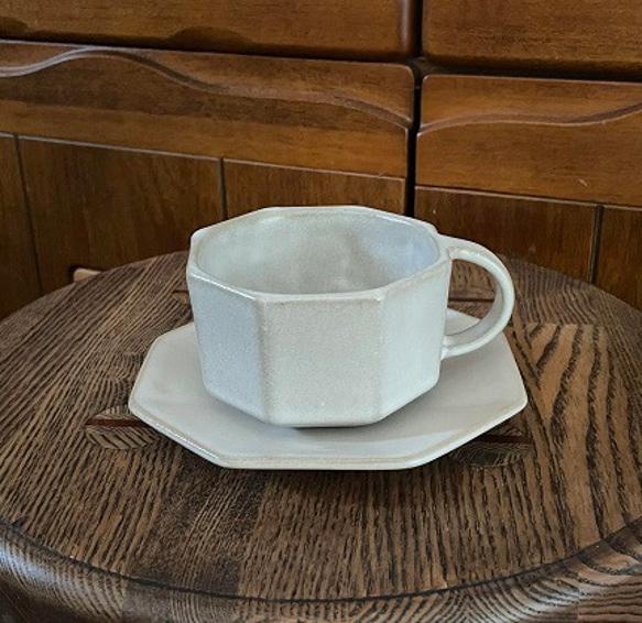 この八角形のテーカップは、珍しい形で手作りされています。白と茶の2