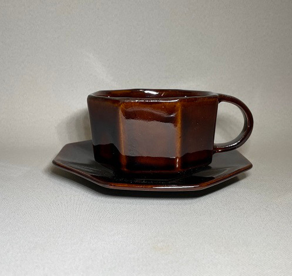 この八角形のテーカップは、珍しい形で手作りされています。白と茶の2色があり、タタラ成形の技法で作りました。 2枚目の画像