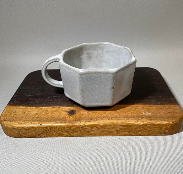 この八角形のテーカップは、珍しい形で手作りされています。白と茶の2色があり、タタラ成形の技法で作りました。 3枚目の画像