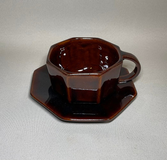 この八角形のテーカップは、珍しい形で手作りされています。白と茶の2色があり、タタラ成形の技法で作りました。 5枚目の画像