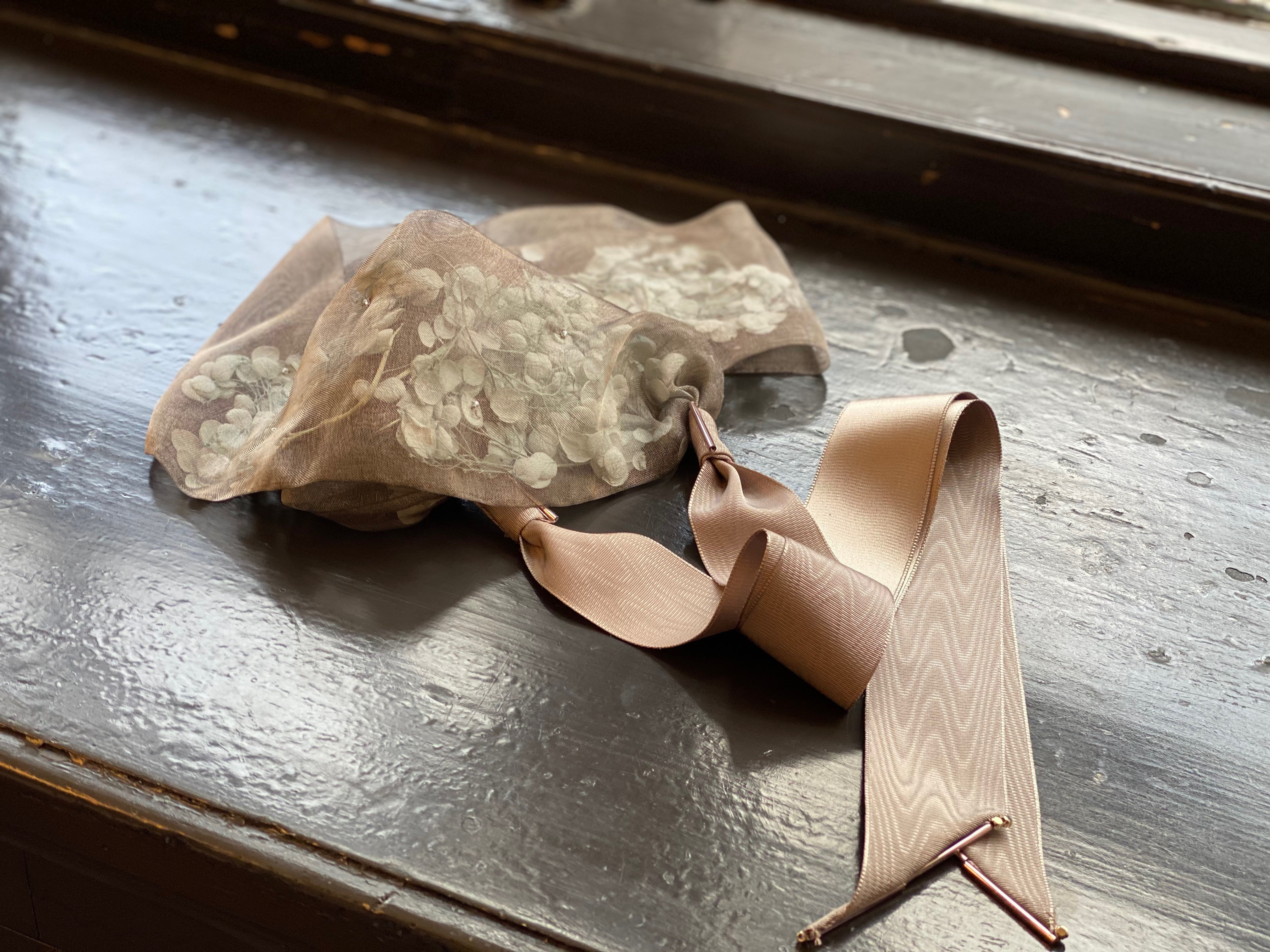 本物のブリザードフラワーがオーガンジーリボンの中に入った新しいスカーフ！