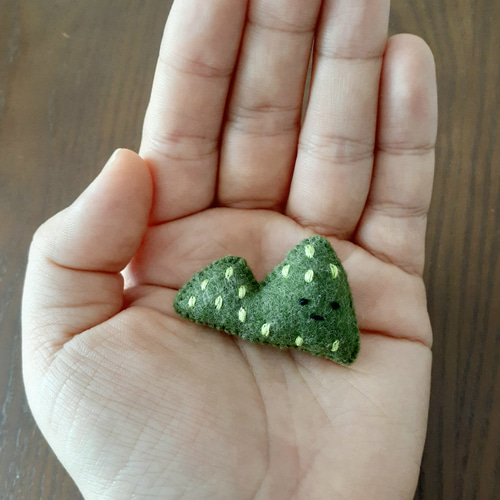 フェルトマスコット 刺繍 ブローチ 山 ブローチ おぢ 通販 14428020