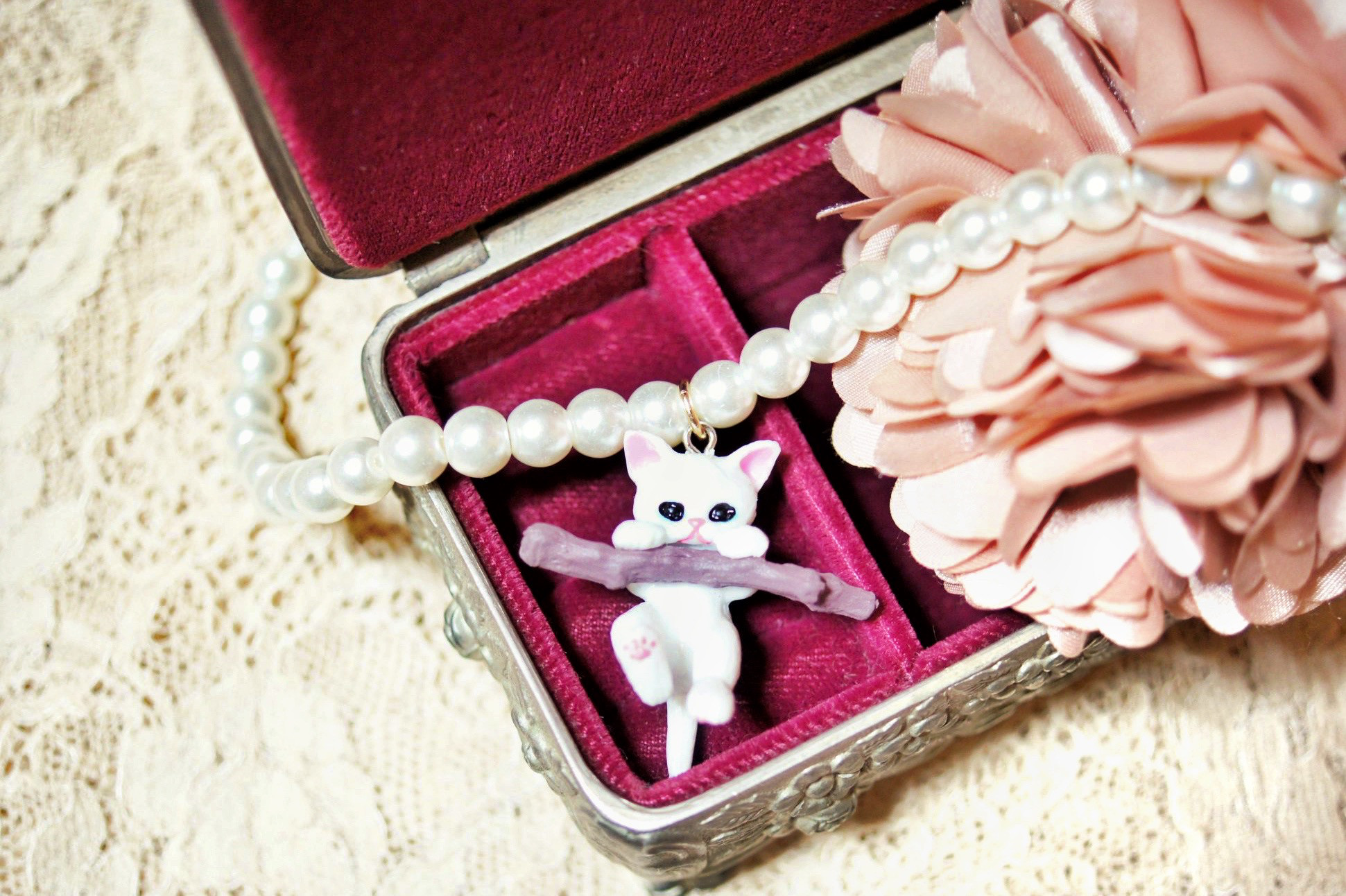 パールに乗ったネコちゃんのネックレス BOX付 | 猫雑貨専門店 猫