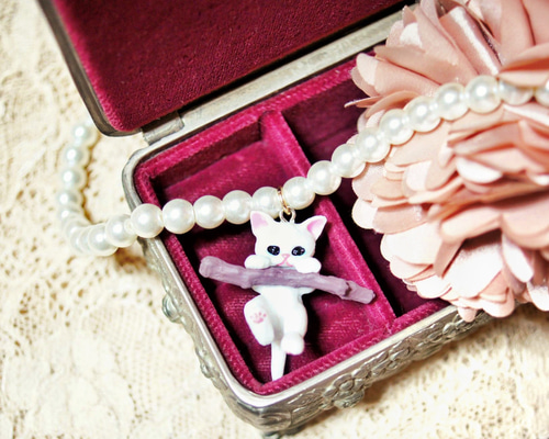 ☆ねこちゃん専用 カレンホイプティング猫&パールネックレス パールに乗ったネコちゃんのネックレス BOX付 | 猫雑貨専門店 猫