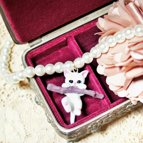 再販☆ぴえん顔ネコちゃんのゆめかわいいおもちゃパールネックレス