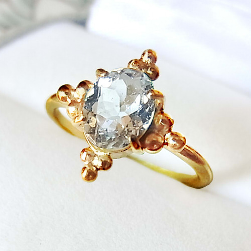 金のオーバルカットリング