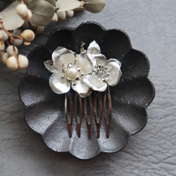 《silver flower》コームピンの髪飾り✳︎結婚式 成人式 卒業式 パーティーに✳︎ 4枚目の画像